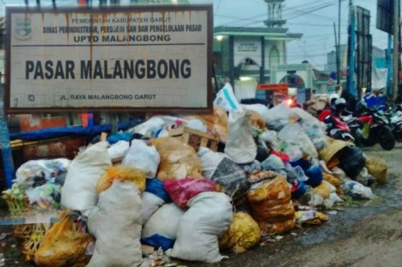 Aktivitas Pasar Malangbong terganggu akibat bau busuk sampah