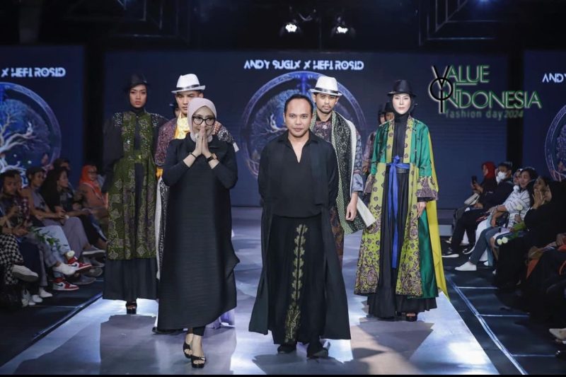Ket (ki-ka): Hefi Rosyid, Desainer Batik asal Probolinggo dengan Andy Sugix, Desainer Value of Andy Sugix & Founder VOI Fashion Day