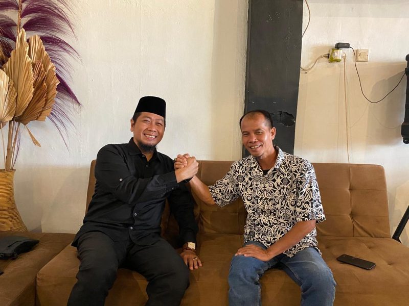 Foto Pemerhati Politik Banua Kadarisman bersama Yartono usai berbincang -bincang seputar Politik Bartim 2024