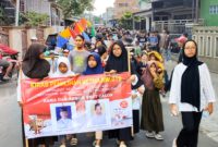 Kirab dalam rangka sosialisasi pemilihan Ketua RW 18 kepada masyarakat. (Poto: Momon Suparman)