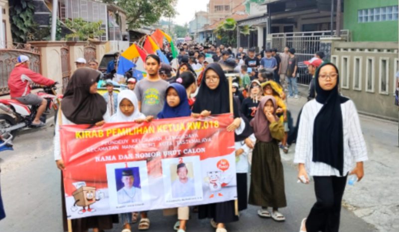 Kirab dalam rangka sosialisasi pemilihan Ketua RW 18 kepada masyarakat. (Poto: Momon Suparman)