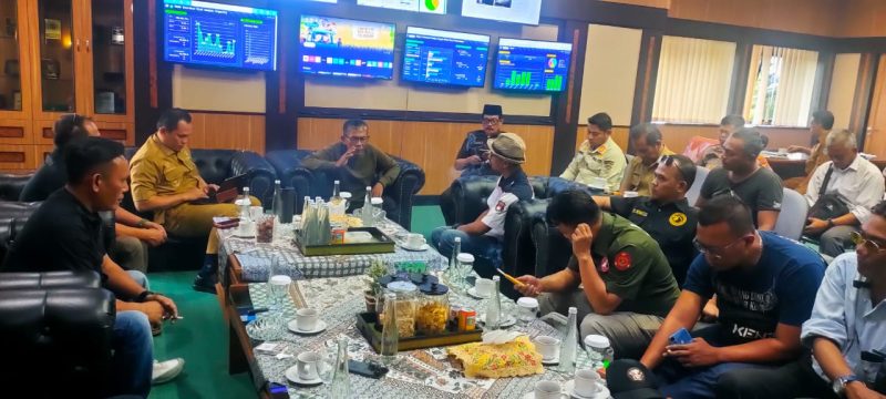 PJ Walikota Tasikmalaya saat menerima aspirasi yang diwakili para Ketua Ormas/LSM. (Poto dokpri)