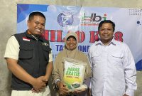 Poto bersama, Hidayah Berbagi Indonesia, penerima bantuan dan Pimred Tasikzone.com