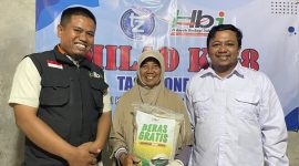 Poto bersama, Hidayah Berbagi Indonesia, penerima bantuan dan Pimred Tasikzone.com