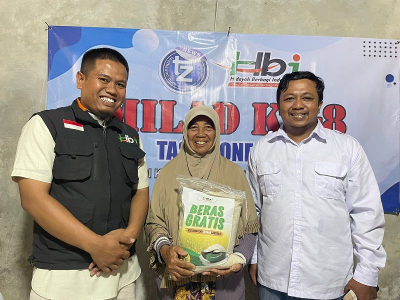 Poto bersama, Hidayah Berbagi Indonesia, penerima bantuan dan Pimred Tasikzone.com