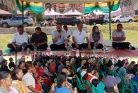 Pasangan FBT-MO saat temu muka dengan masyarakat di lapangan sepak bola desa Tinada kecamatan Tinada kabupaten Pakpak Bharat 