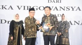 Ketua DPRD Kota Tasikmalaya memberikan cinderamata kepada Cheka Virgowansyah - Photo Setwan DPRD 
