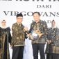 Ketua DPRD Kota Tasikmalaya memberikan cinderamata kepada Cheka Virgowansyah - Photo Setwan DPRD 