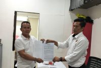 Foto Bunan Nataloto saat melaporkan kasus dugaan pencemaran nama baik di ruangan Tipiter Sat Reskrim Polres Bartim.
