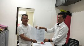 Foto Bunan Nataloto saat melaporkan kasus dugaan pencemaran nama baik di ruangan Tipiter Sat Reskrim Polres Bartim.