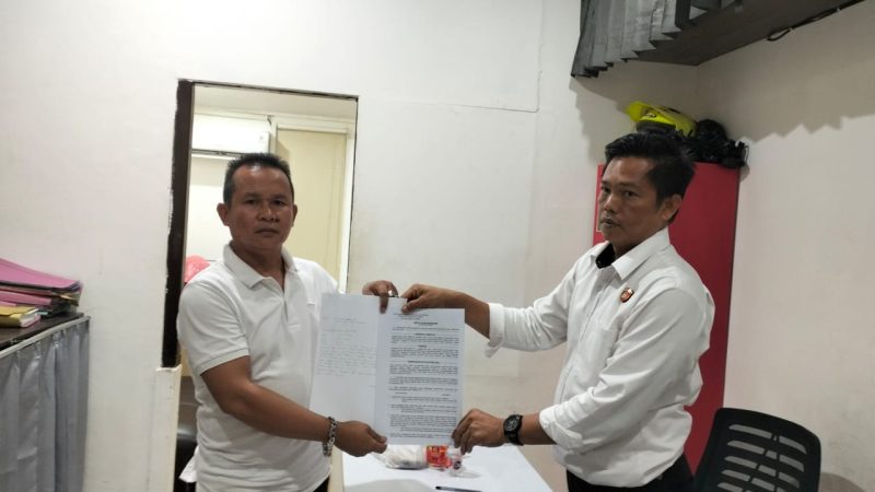 Foto Bunan Nataloto saat melaporkan kasus dugaan pencemaran nama baik di ruangan Tipiter Sat Reskrim Polres Bartim.