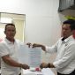 Foto Bunan Nataloto saat melaporkan kasus dugaan pencemaran nama baik di ruangan Tipiter Sat Reskrim Polres Bartim.