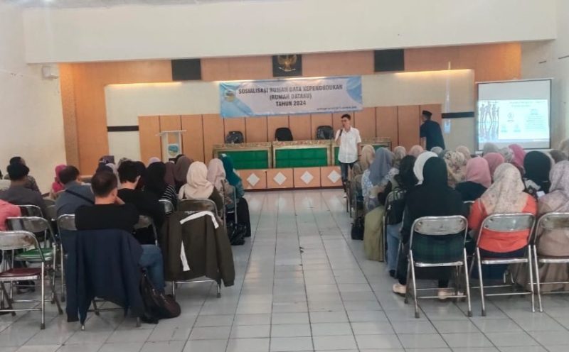 Para kader saat menyimak sosialisasi Rumah Dataku di Gedung Galih Prawesti Kota Tasikmalaya.