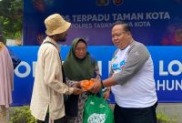 Keterangan foto : Ketua Umum SOLIDARITAS KOMUNIKASI WARTAWAN Tasikmalaya-Tono Efendi  saat memberikan paket sembako dan santunan uang Tunai kepada salah satu Kaum Dhuafa di acara Kegiatan HUT HPN 2025 di Kota Tasikmalaya. (Ist)