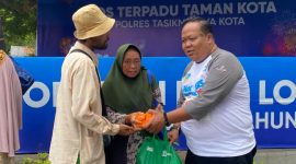 Keterangan foto : Ketua Umum SOLIDARITAS KOMUNIKASI WARTAWAN Tasikmalaya-Tono Efendi  saat memberikan paket sembako dan santunan uang Tunai kepada salah satu Kaum Dhuafa di acara Kegiatan HUT HPN 2025 di Kota Tasikmalaya. (Ist)