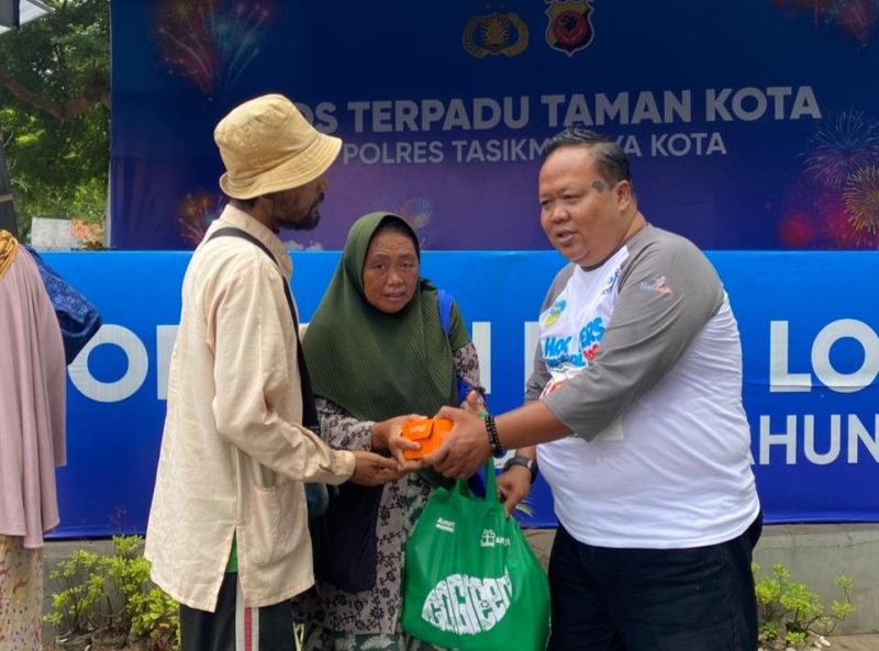 Keterangan foto : Ketua Umum SOLIDARITAS KOMUNIKASI WARTAWAN Tasikmalaya-Tono Efendi  saat memberikan paket sembako dan santunan uang Tunai kepada salah satu Kaum Dhuafa di acara Kegiatan HUT HPN 2025 di Kota Tasikmalaya. (Ist)