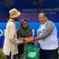 Keterangan foto : Ketua Umum SOLIDARITAS KOMUNIKASI WARTAWAN Tasikmalaya-Tono Efendi  saat memberikan paket sembako dan santunan uang Tunai kepada salah satu Kaum Dhuafa di acara Kegiatan HUT HPN 2025 di Kota Tasikmalaya. (Ist)