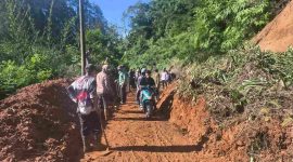 Polsek Talegong Bersama Warga Gotong Royong Bersihkan Jalan