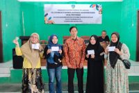 Para peserta lomba hasil olahan pertanian sumringah menerima hadiah 