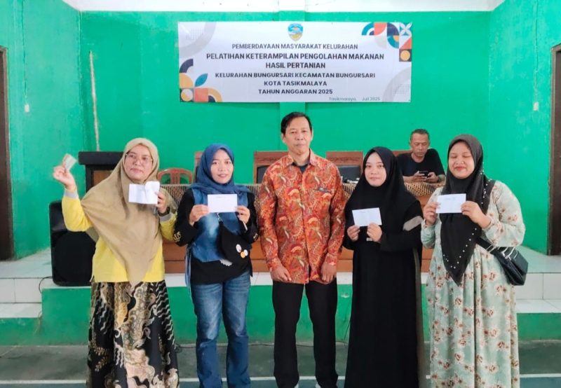 Para peserta lomba hasil olahan pertanian sumringah menerima hadiah 