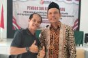 Foto kiri ke kanan: Warga Barito Timur Yulius Yartono dan Anggota DPR RI H. Iwan Kurniawan