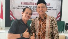 Foto kiri ke kanan: Warga Barito Timur Yulius Yartono dan Anggota DPR RI H. Iwan Kurniawan
