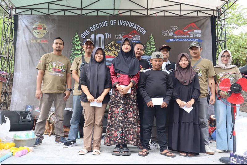 Kegiatan santunan anak yatim-piatu saat Perayaan satu dekade Avanza Xenia Solution (AXS) Tasik Sadulur di Bukit Nangreu, Galunggung