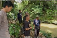 Foto Erpandi ketua RT 03 Desa Muara Awang saat melihat langsung kondisi sungai Karau