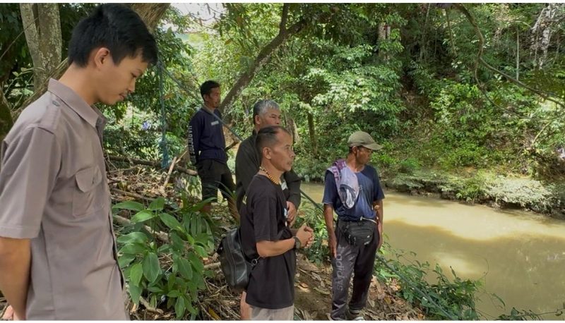 Foto Erpandi ketua RT 03 Desa Muara Awang saat melihat langsung kondisi sungai Karau