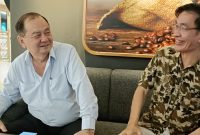 Dirut PT. JAB, Hauwanto (Kemeja Putih) dan KuDir PT. JAB, Rony Pasanea (Kemeja Batik)