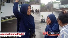 Ibu korban pembunuhan beserta keluarganya merasa sengaja tidak diberitahu oleh pihak keamanan pengadilan saat sidang akan dimulai 