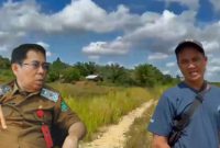 Ket Poto : Kepala Dinas PUPR Perkim Barito Timur, Yumail J Paladuk dan Ketua BPD Irianus