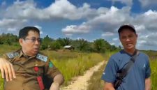 Ket Poto : Kepala Dinas PUPR Perkim Barito Timur, Yumail J Paladuk dan Ketua BPD Irianus