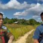 Ket Poto : Kepala Dinas PUPR Perkim Barito Timur, Yumail J Paladuk dan Ketua BPD Irianus