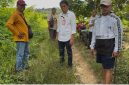 Keterangan foto Yumail menunjukan jalan Rapak Basau salah obyek