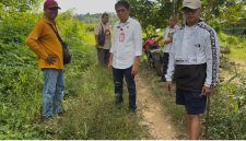 Keterangan foto Yumail menunjukan jalan Rapak Basau salah obyek