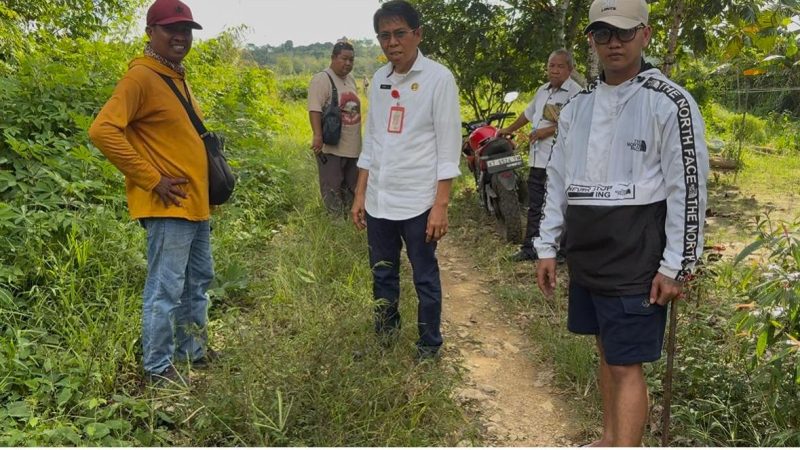 Keterangan foto Yumail menunjukan jalan Rapak Basau salah obyek