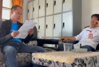 Foto tim investigasi MNP saat buka data dan berargumen dengan Kadis PU Bartim Yumail J Paladuk