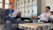 Foto tim investigasi MNP saat buka data dan berargumen dengan Kadis PU Bartim Yumail J Paladuk