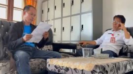 Foto tim investigasi MNP saat buka data dan berargumen dengan Kadis PU Bartim Yumail J Paladuk
