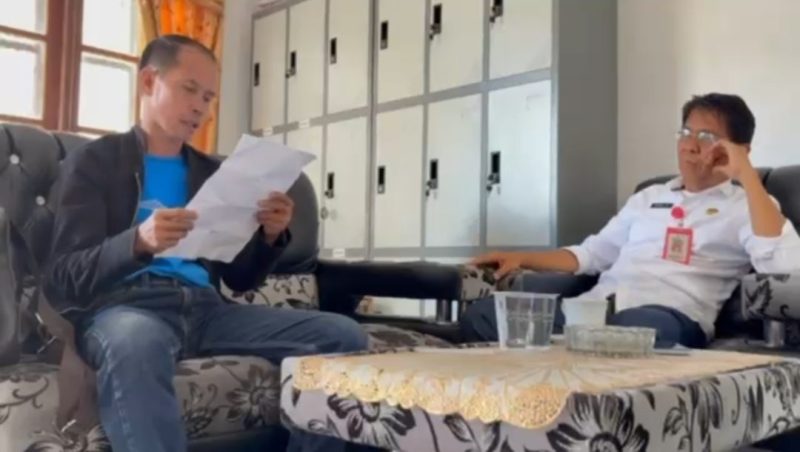 Foto tim investigasi MNP saat buka data dan berargumen dengan Kadis PU Bartim Yumail J Paladuk