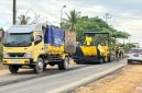 Foto pengaspalan dan pelebaran ruas jalan Nasional Km270 Desa Tampa