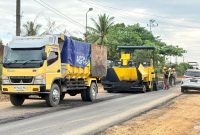 Foto pengaspalan dan pelebaran ruas jalan Nasional Km270 Desa Tampa