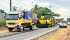 Foto pengaspalan dan pelebaran ruas jalan Nasional Km270 Desa Tampa