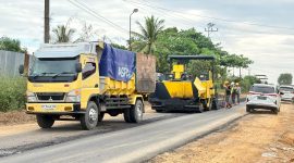 Foto pengaspalan dan pelebaran ruas jalan Nasional Km270 Desa Tampa