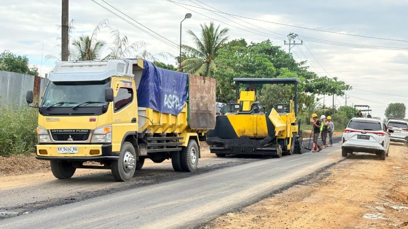 Foto pengaspalan dan pelebaran ruas jalan Nasional Km270 Desa Tampa