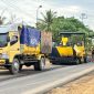 Foto pengaspalan dan pelebaran ruas jalan Nasional Km270 Desa Tampa