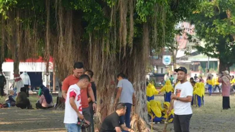 Nampak warga berteduh di bawah beringin Alun alun Pemalang 