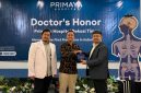 Ket Foto dari kiri ke kanan: dr. Muhamad Aulia Rahman, Sp.BS-FTB, FINSS, Dokter Spesialis Bedah Saraf Konsultan Tulang Belakang Primaya Hospital Bekasi Timur; Dr. dr. Meizar Rizaldi, M.Ked.Klin., MM., MBA., FISQua, Direktur Primaya Hospital Bekasi Timur, menerima penghargaan simbolis dari dr. Aditya Pratama, M.M., perwakilan PINS Medical, sebagai bentuk apresiasi atas inovasi layanan Sacral Neuromodulation (SNM) dalam acara Doctor's Honor di Primaya Hospital Bekasi Timur
