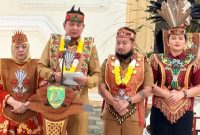 Foto Bupati Bartim M.Yamin bersama wakil Bupati Bartim Adi Mula Nakalelu saat menyampaikan sambutan di acara pelantikan pengurus DAD se -Kecamatan